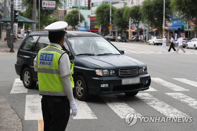 교통경찰관 계도 활동 [연합뉴스 자료사진]