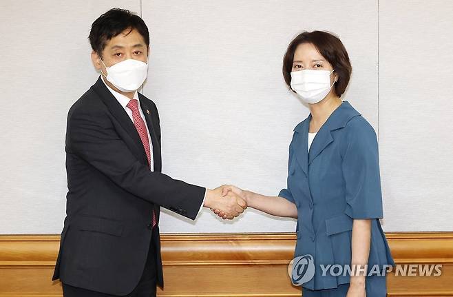 이영 장관과 악수하는 김주현 금융위원장 (서울=연합뉴스) 김주현 금융위원장(왼쪽)이 29일 오후 서울 중구 은행연합회에서 이영 중소벤처기업부 장관과 만나 악수하고 있다. 2022.7.29 [금융위원회 제공. 재판매 및 DB 금지] photo@yna.co.kr