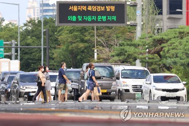 폭염에 피어오르는 아지랑이 (서울=연합뉴스) 서대연 기자 = 전국적으로 폭염경보가 발효된 29일 오후 서울 영등포구 여의대로에 아지랑이가 피어오르고 있다. 2022.7.29 dwise@yna.co.kr