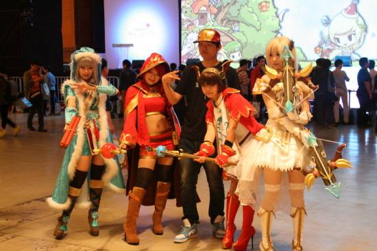 ▲ 모델들과 함께 사진을 찍으며 즐기는 유저