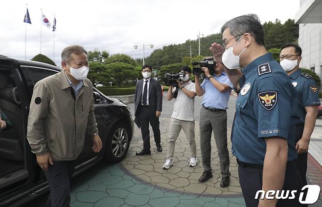 이상민 행정안전부 장관이 30일 오후 울산경찰청을 찾아 박성주 울산경찰청장과 인사하고 있다. 2022.7.30/뉴스1 ⓒ News1 윤일지 기자