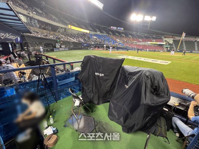 29일 잠실구장에서 2022 KBO리그 LG와 KT의 경기가 열린 가운데 중계차 문제로 인해 TV 중계가 중단 되면서 카메라 중계석이 비어 있다. 2022. 7. 29. 잠실 | 박진업기자 upandup@sportsseoul.com