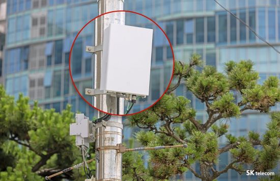 국내 통신사 중 유일하게 해운대 백사장 주변 가로등에 설치된 SKT 5G 중계기.