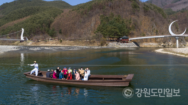 ▲ 정선군은 정선아리랑의 발상지인 여량면 아우라지에서 나룻배를 운행하고 있다.