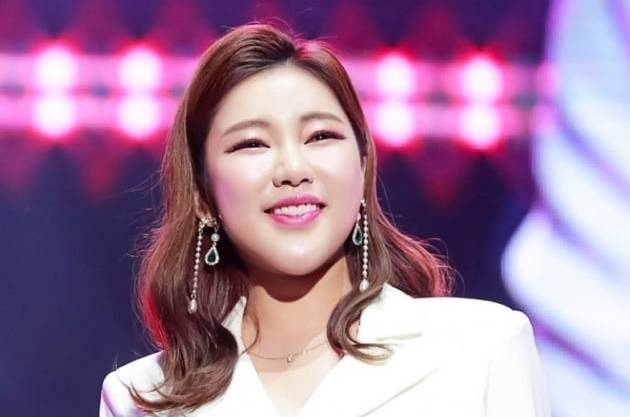 ‘먹는 것에 진심’ 가수 송가인은 고향 맛집 진도 ‘신호등회관’의 꽃게살 비빔밥과 서울시 논현동 ‘진전보삼계탕’ 신사동 ‘오이소’의 한우 오마카세를 인생 맛집으로 소개했다. 포켓돌 스튜디오 제공