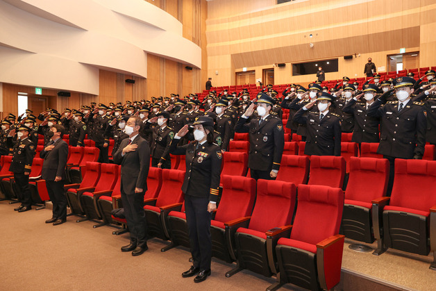 (서울=뉴스1) = 2일 오전 충남 아산 경찰대학교에서 42기 경찰대학 학생 50명과 71기 경위 공개경쟁 채용시험 합격자(구 경찰간부후보생) 50명의 합동입학식이 진행되고 있다. (경찰청 제공) 2022.3.2/뉴스1