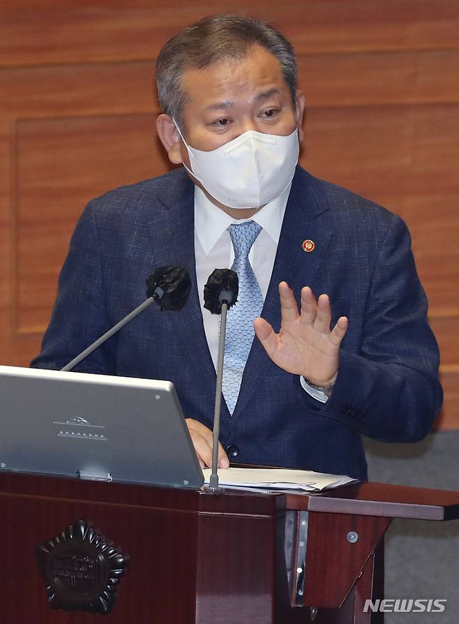 [서울=뉴시스] 김선웅 기자 = 이상민 행정안전부 장관이 27일 서울 여의도 국회에서 열린 교육·사회·문화 분야 대정부질문에서 답변하고 있다.  (공동취재사진) 2022.07.27. photo@newsis.com