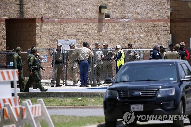 무차별 총격 벌어진 미 텍사스 초등학교에 출동한 경찰 [AP 연합뉴스 자료사진. 재판매 및 DB 금지]