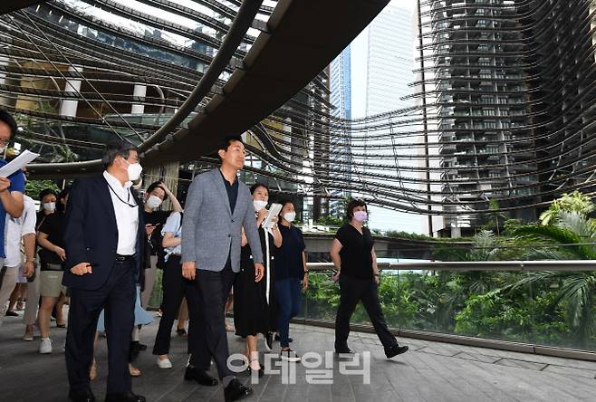 싱가포르를 방문 중인 오세훈 서울시장이 30일 오후(현지시간) 싱가포르의 마리나베이에 위치한 주거·관광·국제업무 복합개발단지인 마리나 원의 중앙광장을 걷고 있다.(사진=서울시)