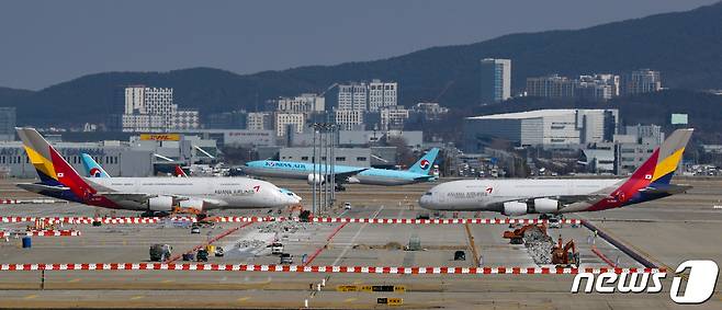 인천국제공항에 대한항공과 아시아나 항공기가 함께 있는 모습. 2022.2.22/뉴스1 ⓒ News1 신웅수 기자