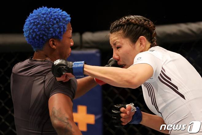 김지연(오른쪽)이 UFC 4연패에 빠졌다.ⓒ AFP=뉴스1