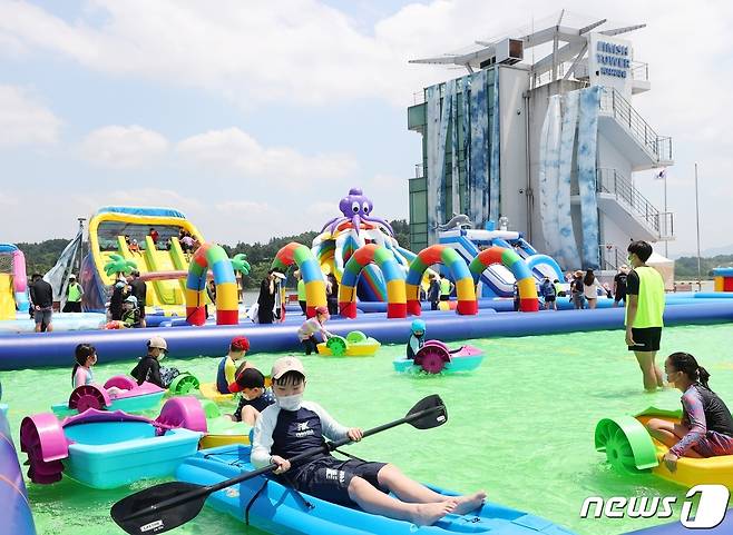 31일 충북 충주시는 충주호수축제 마지막 날에도 관광객의 발길이 이어지고 있다고 밝혔다. 사진은 호수축제 물놀이장.(충주시 제공)2022.7.31/ⓒ 뉴스1