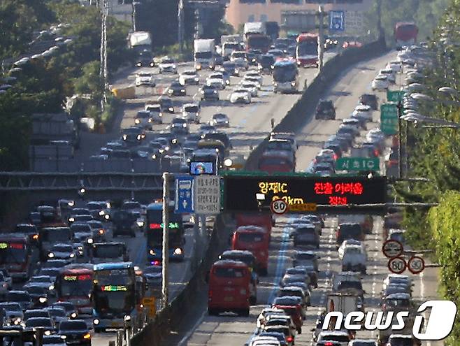 서울 서초구 잠원IC에서 바라본 경부고속도로 하행선(오른쪽)이 휴가를 떠나는 차량들로 정체되고 있다. 2022.7.30/뉴스1 ⓒ News1 신웅수 기자