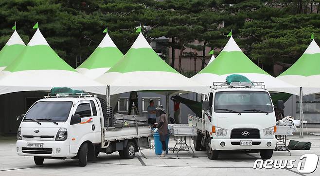 코로나19 재유행으로 확진자가 늘어가는 가운데 28일 오후 대구 중구 국채보상운동기념공원에서 임시선별검사소가 다시 설치되고 있다. 대구시는 8월1일부터 국채보상운동기념공원에 임시선별검사소를 다시 열어 운영한다. 임시선별검사소에서는 60세 이상 또는 역학적 연관성이 있는 사람, 신속항원검사키트(자가진단키트) 양성자, 해외입국자 등 우선순위 대상자만 유전자증폭(PCR)검사를 실시한다. 2022.7.28./뉴스1 ⓒ News1 공정식 기자