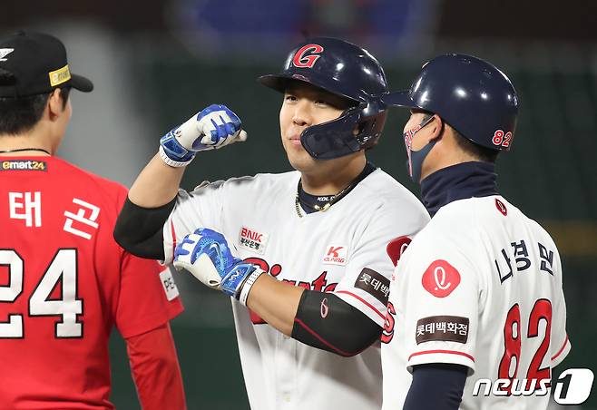 13일 오후 부산 사직야구장에서 열린 '2021 프로야구 신한은행 SOL KBO리그' 롯데 자이언츠와 SSG 랜더스 경기에서 8회말 무사 주자 1루 상황 롯데 지시완이 안타를 치고 기쁨을 나누고 있다. 2021.5.13/뉴스1 ⓒ News1 여주연 기자