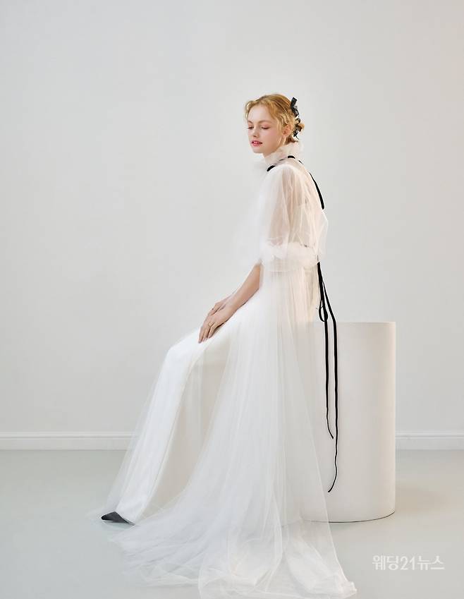 사진 : 웨딩드레스 쥬빌리브라이드(청담점, 대구점, 인천점, 수원점, 대전점, 광주점, 전주점, 청주점, 제주점, 포항점, 천안점), 스튜디오 Art Photography DADA, 포토그래퍼 김욱, 모델 리아, 헤어 이다(Mimm) 메이크업 강지원(Mimm), 스타일링 박소현, 제품협찬 로즈블랑, 장 폴 클라리쎄