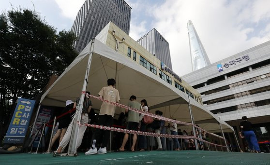 지난 29일 서울 송파구보건소에 마련된 신종 코로나바이러스 감염증(코로나19) 선별진료소에서 시민들이 PCR검사를 받기위해 줄을 서서 기다리고 있다. 뉴스1