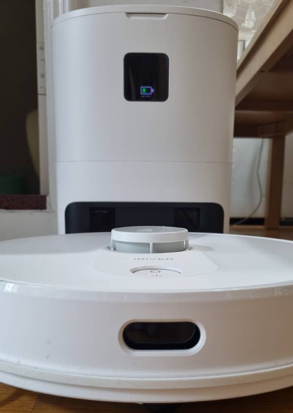 아이리버 에이클 로봇청소기 INS-100 전면과 스테이션. 정옥재 기자