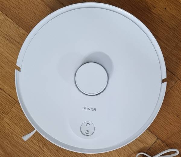 아이리버의 첫 로봇청소기 INS-100을 위쪽 모습. 정옥재 기자