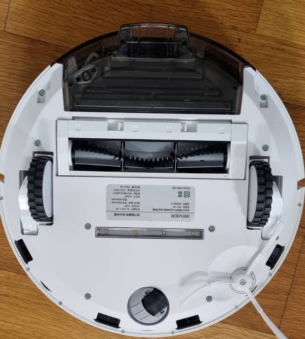 아이리버 에이클 로봇청소기 INS-100 밑바닥 모습. 정옥재 기자