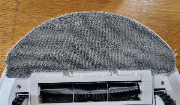 아이리버 에이클 INS-100에 물걸레 키트를 장착한 모습. 청소기 밑바닥이다. 정옥재 기자