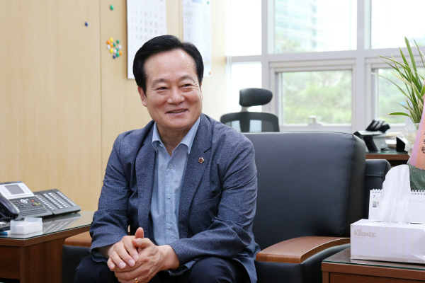 부산시의회의 민생경제대책 특별위원회를 이끄는 윤태한 의원. 부산시의회 제공