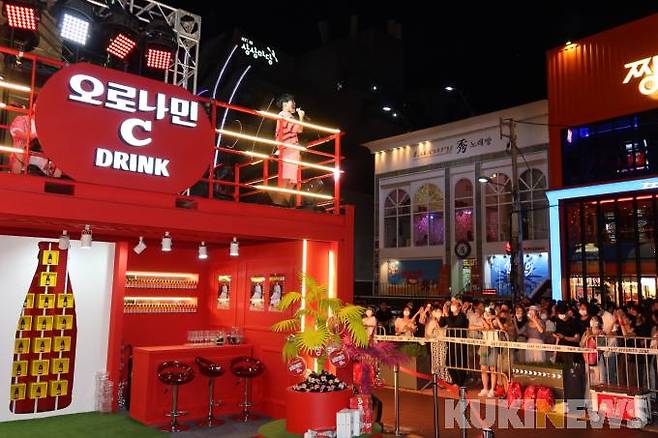 동아오츠카는 지난 29일부터 30일 서울 마포구 KT&G 상상마당 앞 홍대 스타스퀘어에서 진행된 ‘오로나민C Night Out’ 팝업 체험존’을 성공적으로 마무리했다.