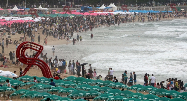 31일 오후 부산 해운대해수욕장에 입수금지가 내려진 가운데 시민과 관광객이 백사장에서 물놀이를 즐기고 있다. 뉴시스