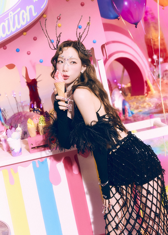 Group Girls Generation Leader Taeyeon, members Sooyoung and Seohyun showed visuals like CG through teaser.Girls Generation, which celebrates its 15th anniversary this year, will return to full form on August 5th.Earlier, Girls Generation released a new teaser photo of Taeyeon, Sooyoung and Seohyun through the official SNS at 0:00 on July 31.In the open teaser, Taeyeon, Sooyoung and Seohyun show off fantastic visuals and unique styling in the background of colorful party space.Girls Generations regular 7th album FOREVER 1 (Forever One) consists of 10 songs with various charms including the title song FOREVER 1 of the same name.The whole song One will be released on August 5 at 6 pm on various sound One sites.The real record will be released on the 8th.