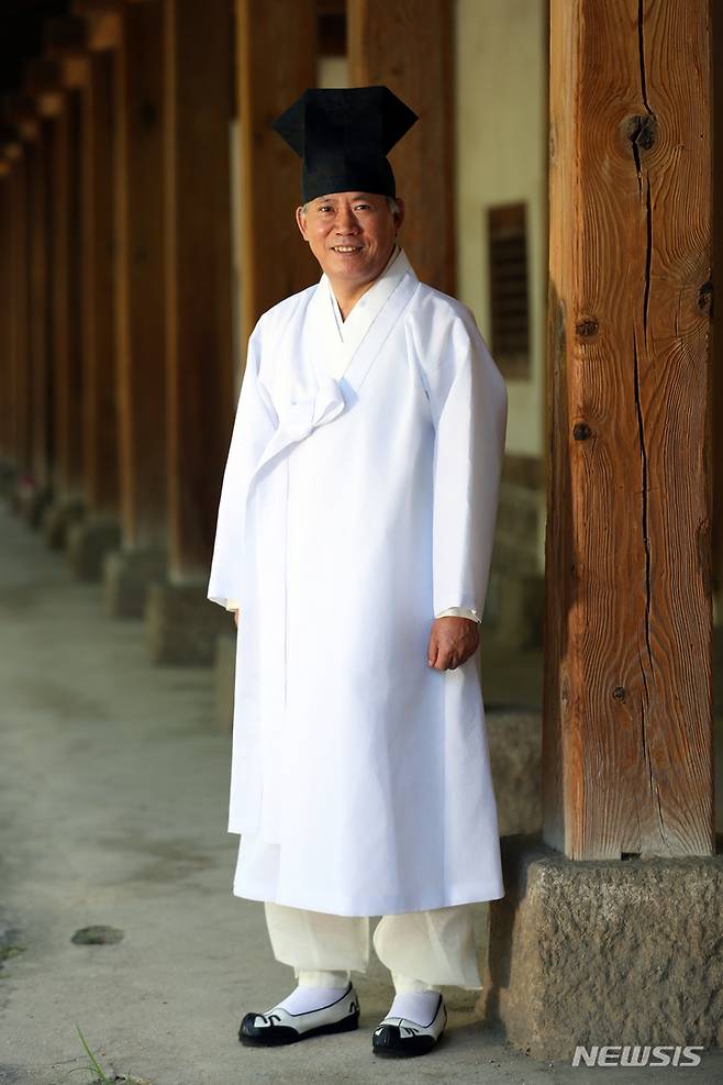 [서울=뉴시스] 박진희 기자 = 최영갑 성균관유도회총본부 회장이 지난 28일 서울 종로구 성균관유도회총본부에서 뉴시스와 인터뷰 하고 있다. 2022.07.30. pak7130@newsis.com