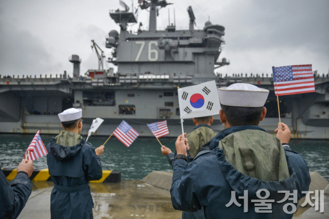 역내 안보지원을 위해 인도, 아시아, 태평양 지역을 순회하던 미 해군의 핵항공모함 로널드 레이건호가 지난 2016년 10월 16일 부산을 통해 입항하고 있다. /사진제공=미 해군