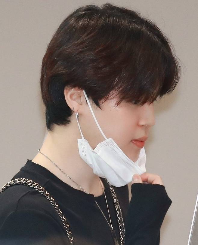 방탄소년단 지민, 공항 빛낸 비주얼 '만점 슈퍼스타'..전세계 트위터 1위