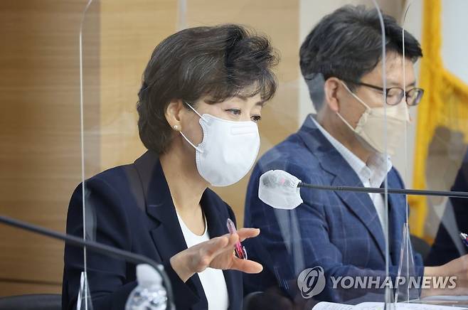 사전 브리핑하는 박순애 부총리 (서울=연합뉴스) 김승두 기자 = 박순애 사회부총리 겸 교육부 장관이 29일 정부서울청사 브리핑실에서 교육부 업무보고 사전 브리핑을 하고 있다. 2022.7.29 kimsdoo@yna.co.kr