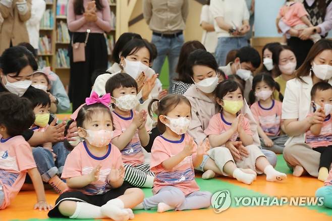 광주 북구청직장어린이집, 어린이날 행사 (광주=연합뉴스) 박철홍 기자 = 100번째 어린이날을 하루 앞둔 4일 오전 광주 북구청직장어린이집에서 호남대학교와 공동으로 학부모 참관 수업이 열려 어린이들이 공연을 관람하고 있다. 2022.5.4 pch80@yna.co.kr