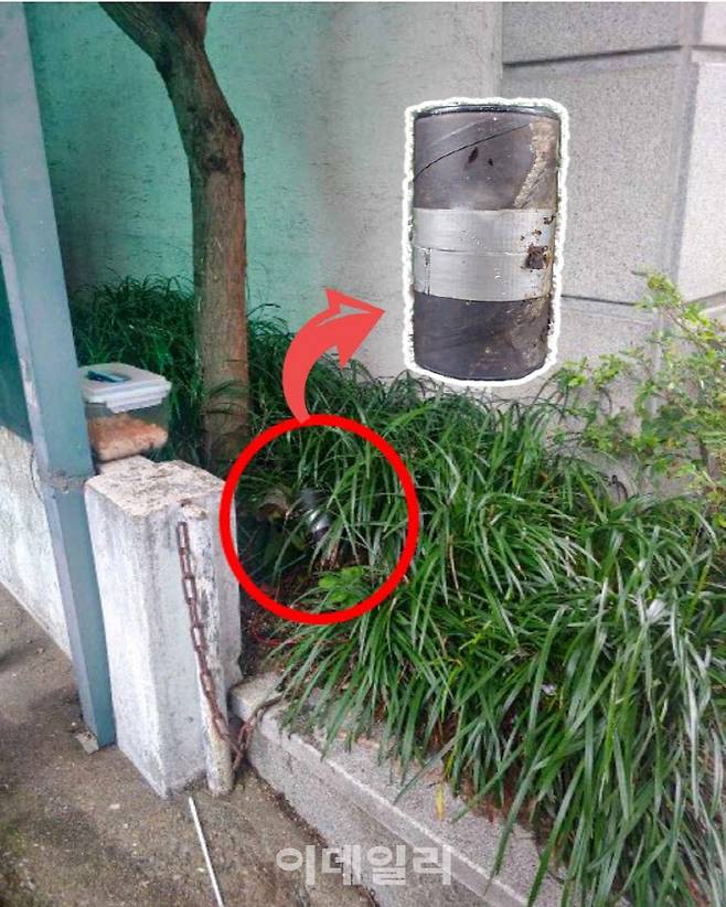 지난달 29일 적색 연막수류탄이 서울 서초구의 한 주택가 화단에 놓여있다.(사진=서울경찰 페이스북)