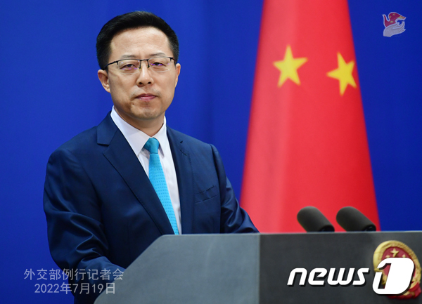 자오리젠 중국 외교부 대변인이 19일 정례 브리핑에서 취재진의 질문에 답변하고 있다.