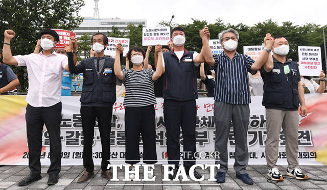 경실련, 민주노총, 참여연대 등 시민사회단체들이 1일 오전 서울 용산 대통령실 앞에서 기자회견을 열고 대통령실 시민소통비서관실에서 작성한 '용산 집무실 앞 집회 및 시위 분석' 문건과 관련해 윤석열 정부를 규탄, '소통과 통합'을 강조하며 구호를 외치고 있다. /이새롬 기자