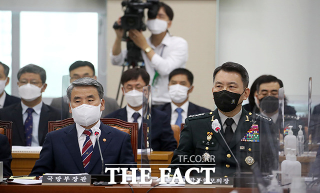 이날 이 장관은 일본과의 군사협력에 대한 국민 정서를 생각해봤느냐는 질의에 "그 부분을 고려하면서 하고 있다. 그래서 군사협력 범위가 한정돼 있다"며 "핵심적 사안은 북한의 핵과 미사일 위협에 대해 우리에게 도움이 된다면 일본과 협력해야 할 부분이 있다고 본다. 그 차원에서 미사일 경고라던지 탐지, 추적 등은 같이 하고 있다"고 답했다. 오른쪽은 김승겸 합동참모의장. /국회=이선화 기자