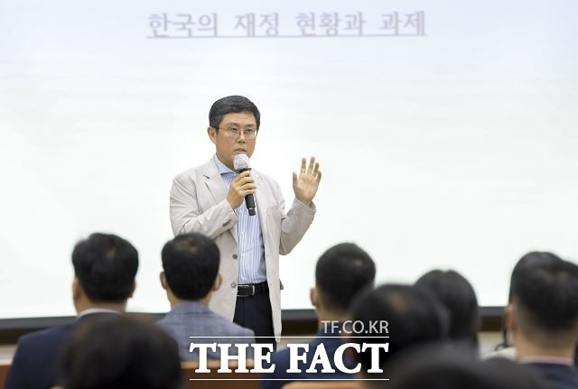 안도걸 전 기획재정부 차관이 순천시청 공무원을 대상으로 '한국재정의 현황과 과제'이란 주제로 특강을 하고 있다. /유홍철 기자