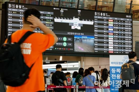 본격 휴가철이 시작된 24일 서울 강서구 김포공항 국내선을 찾은 여행객들로 붐비고 있다./강진형 기자aymsdream@