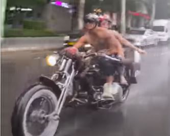 31일 오후 상의 탈의를 한 오토바이 운전자가 비키니만 입은 여성을 뒤에 태우고 강남 일대를 활보했다./온라인 커뮤니티