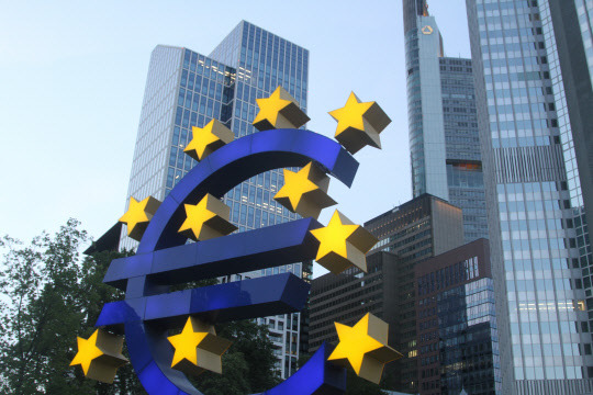 12일(현지시간) 독일 프랑크푸르트에 있는 유럽중앙은행(ECB) 전면에 있는 유로화 조형물을 촬영한 사진. 이날 유로화 가치는 2002년 이후 20년 만에 처음으로 1달러를 밑돌았다. 유럽 경제에 대한 우려가 커지면서 유로화 가치는 하락세를 지속했다.