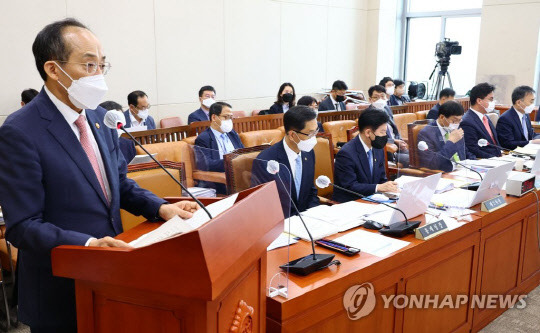 추경호 부총리 겸 기획재정부 장관이 1일 서울 여의도 국회에서 열린 기획재정위원회 전체회의에서 업무보고를 하고 있다.<사진:연합뉴스>