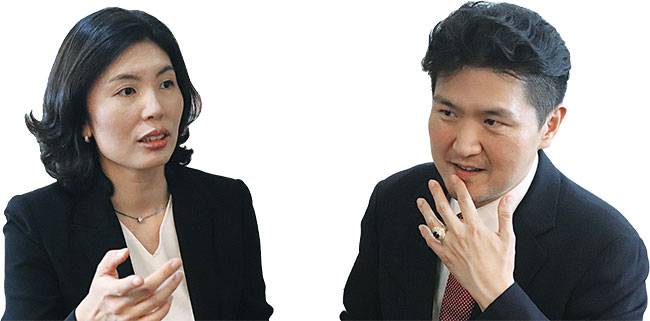 유혜미(왼쪽) 한양대 경제금융대학 교수서울대 경제학 학사(최우등 졸업), 미국 로체스터대경제학 석·박사, 한국은행 조사역, IMF 인턴,미국 뉴욕주립대 버펄로 경제학과 조교수석병훈 이화여대 경제학과 교수 서울대 경제학 학사(우등 졸업)·석사,미국 로체스터대 경제학 석·박사,미국 오하이오주립대 경제학과 전임강사·조교수 사진 세종=이민아 기자