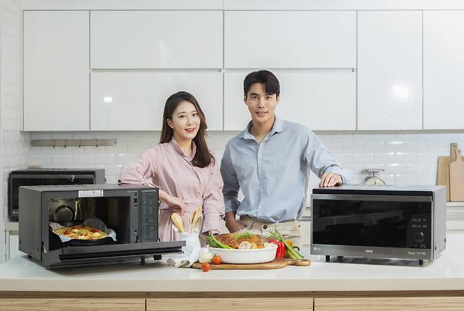 LG전자 모델들이 39L 용량 신제품(모델명: ML39PTW)을 소개하고 있다.