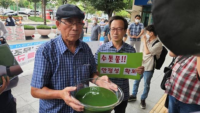 낙동강네트워크 등 환경단체는 1일 대구시청 동인동청사 앞에서 기자회견을 열어 수돗물에서 녹조 독성물질이 검출된 것에 대해 사과하고 재발방지 대책을 마련하라고 요구했다. 김규현 기자