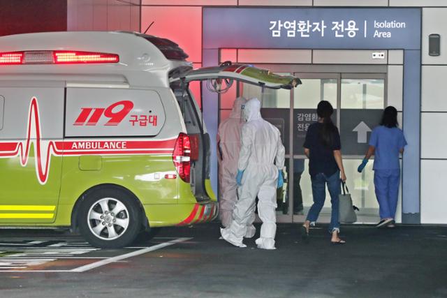 1일 서울 중랑구 서울의료원에서 응급의료센터에서 의료진들이 환자를 이송하고 있다. 뉴스1