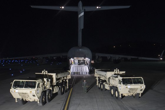 2017년 3월 경기도 미 공군 오산기지에 도착한 C-17 수송기에서 사드 미사일 발사대를 하적하는 모습. [사진 주한미군]