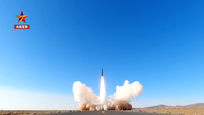 둥펑(DF)-17로 추정되는 중국 극초음속 미사일 발사 장면. CCTV 동영상 화면 캡쳐