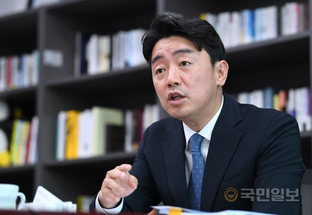 강훈식 더불어민주당 당대표 후보가 31일 국회 의원회관에서 국민일보와 인터뷰 하고 있다. 최종학 선임기자